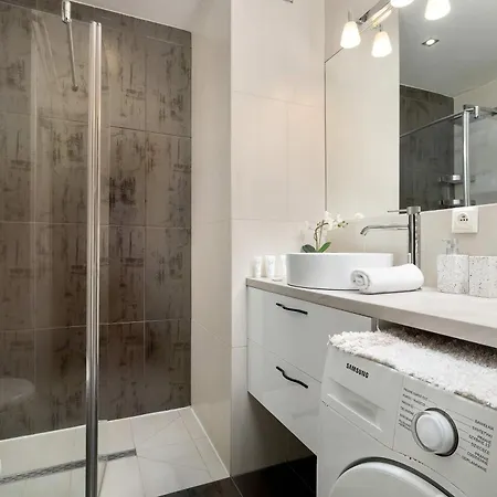 Modern With Parking And Air Conditioning In Cracow By Renters Διαμέρισμα *