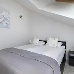 Modern With Parking And Air Conditioning In Cracow By Renters Appartement